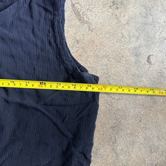 Small sleeveless black crop top - Picture 3 of 4